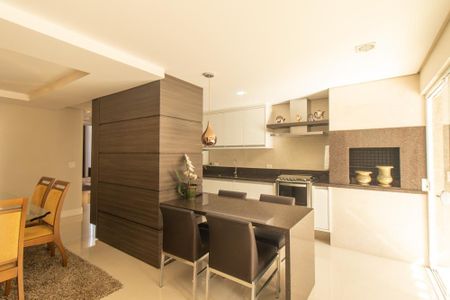 Casa de condomínio à venda com 430m², 6 quartos e 3 vagas Casa de condomínio à venda com 430m², 6 quartos e 3 vagasCozinha
