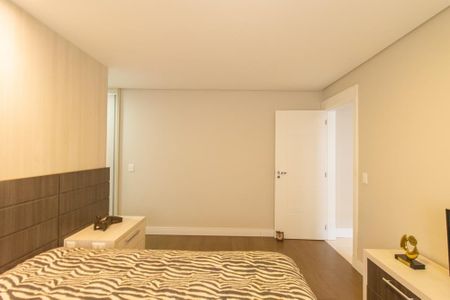 Casa de condomínio à venda com 430m², 6 quartos e 3 vagas Casa de condomínio à venda com 430m², 6 quartos e 3 vagasQuarto 5 Suite 4