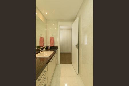 Casa de condomínio à venda com 430m², 6 quartos e 3 vagas Casa de condomínio à venda com 430m², 6 quartos e 3 vagasBanheiro da Suite 3