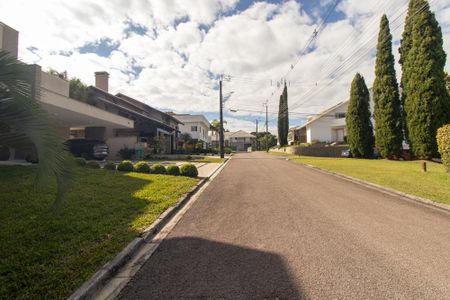 Casa de condomínio à venda com 430m², 6 quartos e 3 vagas Casa de condomínio à venda com 430m², 6 quartos e 3 vagasÁrea externa
