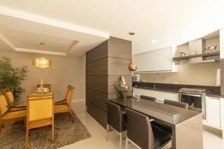 Casa de condomínio à venda com 430m², 6 quartos e 3 vagas Casa de condomínio à venda com 430m², 6 quartos e 3 vagasCozinha