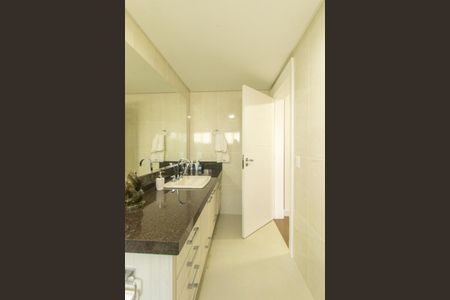 Casa de condomínio à venda com 430m², 6 quartos e 3 vagas Casa de condomínio à venda com 430m², 6 quartos e 3 vagasBanheiro da Suite 4