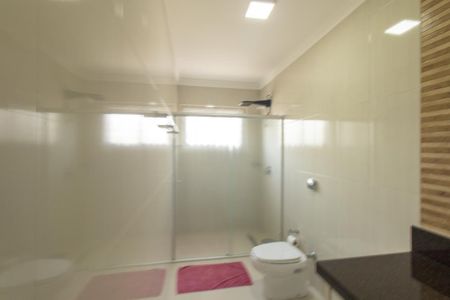 Casa de condomínio à venda com 430m², 6 quartos e 3 vagas Casa de condomínio à venda com 430m², 6 quartos e 3 vagasBanheiro da SUite 1