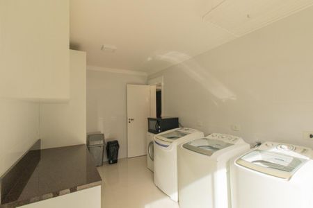 Casa de condomínio à venda com 430m², 6 quartos e 3 vagas Casa de condomínio à venda com 430m², 6 quartos e 3 vagasÁrea de Serviço