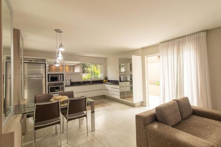 Casa de condomínio à venda com 430m², 6 quartos e 3 vagas Casa de condomínio à venda com 430m², 6 quartos e 3 vagasSala/Cozinha
