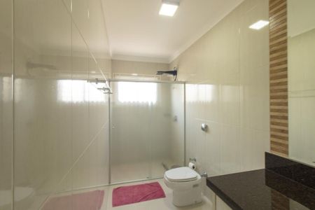 Casa de condomínio à venda com 430m², 6 quartos e 3 vagas Casa de condomínio à venda com 430m², 6 quartos e 3 vagasBanheiro da SUite 1