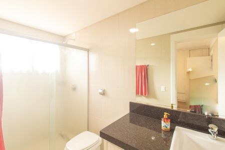 Casa de condomínio à venda com 430m², 6 quartos e 3 vagas Casa de condomínio à venda com 430m², 6 quartos e 3 vagasBanheiro da Suíte 2