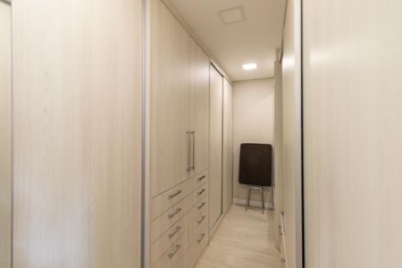 Casa de condomínio à venda com 430m², 6 quartos e 3 vagas Casa de condomínio à venda com 430m², 6 quartos e 3 vagasCloset da suíte 5