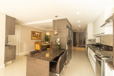 Casa de condomínio à venda com 430m², 6 quartos e 3 vagas Casa de condomínio à venda com 430m², 6 quartos e 3 vagasCozinha