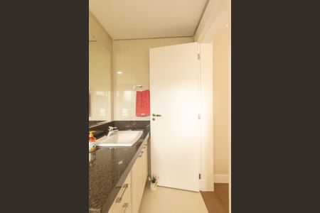 Casa de condomínio à venda com 430m², 6 quartos e 3 vagas Casa de condomínio à venda com 430m², 6 quartos e 3 vagasBanheiro da Suíte 2