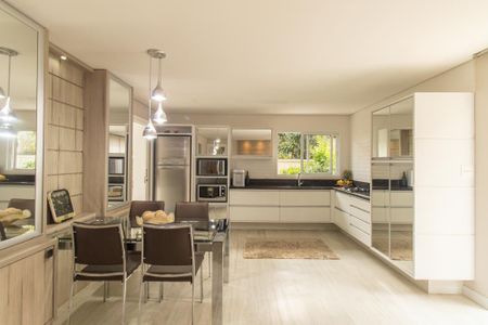 Casa de condomínio à venda com 430m², 6 quartos e 3 vagas Casa de condomínio à venda com 430m², 6 quartos e 3 vagasSala/Cozinha