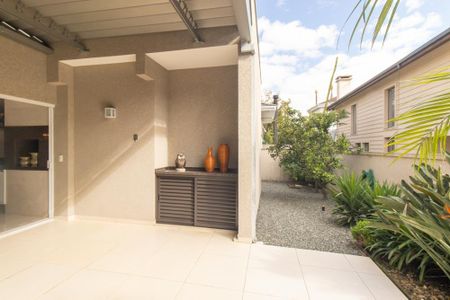 Casa de condomínio à venda com 430m², 6 quartos e 3 vagas Casa de condomínio à venda com 430m², 6 quartos e 3 vagasVaranda da Cozinha