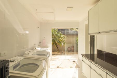 Casa de condomínio à venda com 430m², 6 quartos e 3 vagas Casa de condomínio à venda com 430m², 6 quartos e 3 vagasÁrea de Serviço