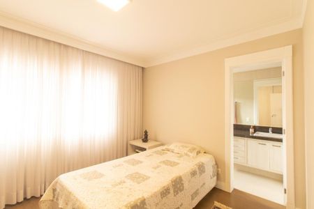 Casa de condomínio à venda com 430m², 6 quartos e 3 vagas Casa de condomínio à venda com 430m², 6 quartos e 3 vagasQuarto 2 Suite 2