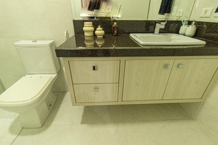 Casa de condomínio à venda com 430m², 6 quartos e 3 vagas Casa de condomínio à venda com 430m², 6 quartos e 3 vagasBanheiro da Suíte 5