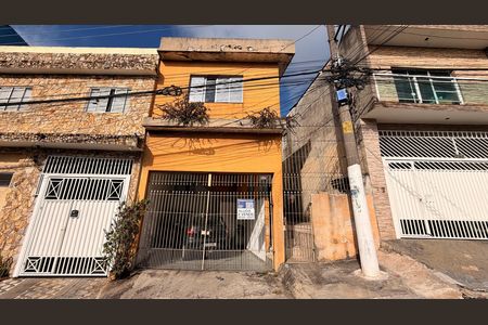 Casa à venda com 140m², 1 quarto e 2 vagas Casa à venda com 140m², 1 quarto e 2 vagasFachada