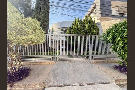 Casa à venda com 366m², 3 quartos e 4 vagas Casa à venda com 366m², 3 quartos e 4 vagasFachada