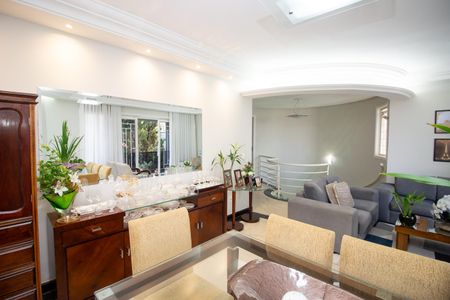 Casa à venda com 366m², 3 quartos e 4 vagas Casa à venda com 366m², 3 quartos e 4 vagasSala