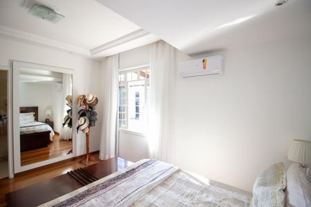 Casa à venda com 366m², 3 quartos e 4 vagas Casa à venda com 366m², 3 quartos e 4 vagasQuarto Suíte