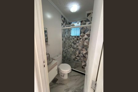 Banheiro de apartamento para alugar com 2 quartos, 48m² em Inhoaíba, Rio de Janeiro