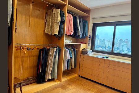Apartamento à venda com 330m², 3 quartos e 4 vagasCloset