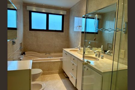 Apartamento à venda com 330m², 3 quartos e 4 vagasBanheiro