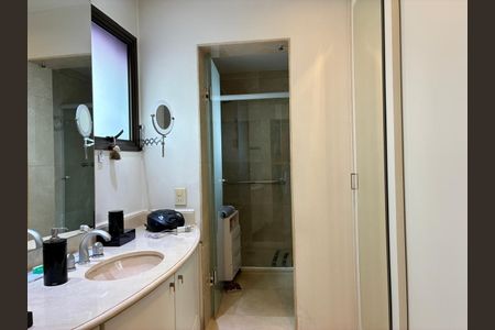 Apartamento à venda com 330m², 3 quartos e 4 vagasBanheiro