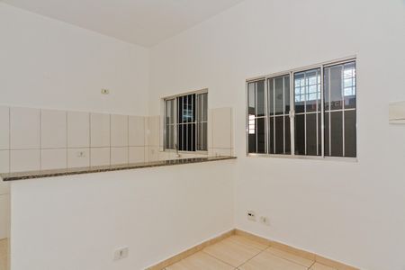 Casa para alugar com 45m², 2 quartos e sem vaga Casa para alugar com 45m², 2 quartos e sem vagaSala