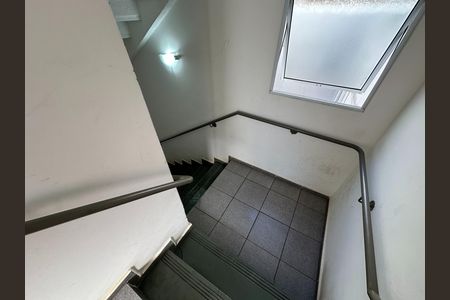 Apartamento para alugar com 55m², 2 quartos e sem vaga Apartamento para alugar com 55m², 2 quartos e sem vagaEscada