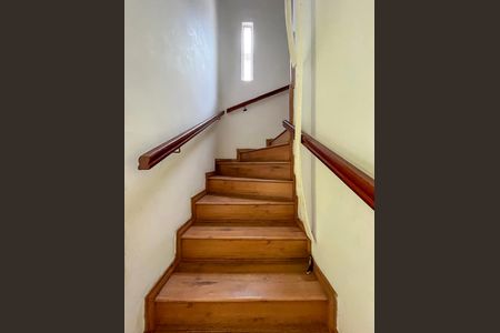 Casa à venda com 160m², 4 quartos e 2 vagasEscada