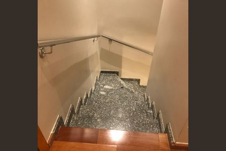 Casa para alugar com 200m², 3 quartos e 1 vaga Casa para alugar com 200m², 3 quartos e 1 vagaEscada