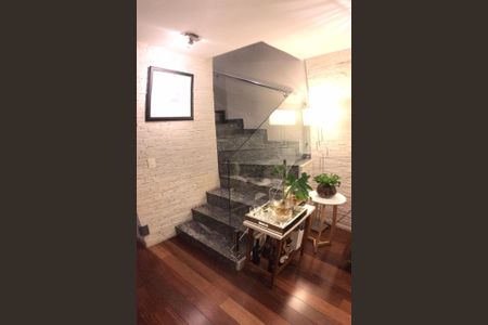 Casa para alugar com 200m², 3 quartos e 1 vaga Casa para alugar com 200m², 3 quartos e 1 vagaEscada