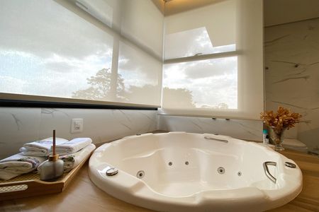 Casa de condomínio à venda com 470m², 5 quartos e 4 vagasBanheira da Suite 1