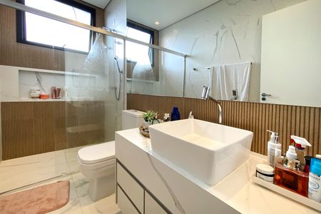 Casa de condomínio à venda com 470m², 5 quartos e 4 vagasBanheiro da Suíte 2