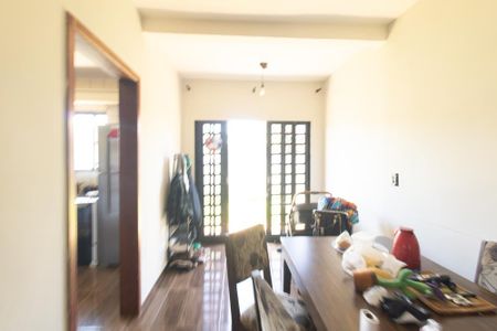 Casa à venda com 230m², 2 quartos e 5 vagas Casa à venda com 230m², 2 quartos e 5 vagasSala