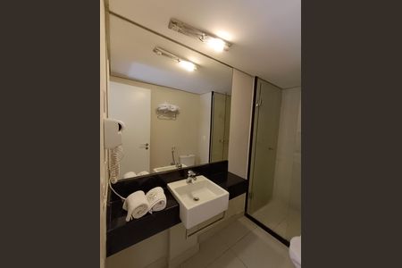 Banheiro de kitnet/studio para alugar com 1 quarto, 38m² em Praia do Pecado, Macaé