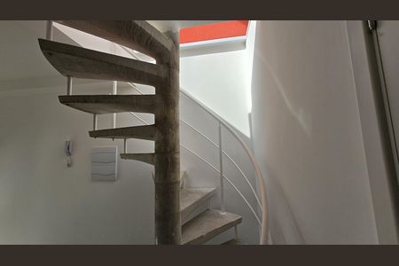 Apartamento para alugar com 91m², 2 quartos e 1 vaga Apartamento para alugar com 91m², 2 quartos e 1 vagaEscada