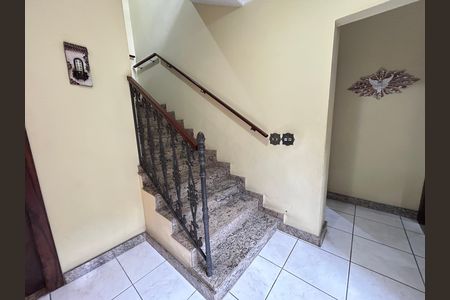 Casa para alugar com 493m², 5 quartos e 8 vagasEscada 