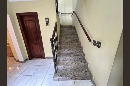 Casa para alugar com 493m², 5 quartos e 8 vagasEscada 