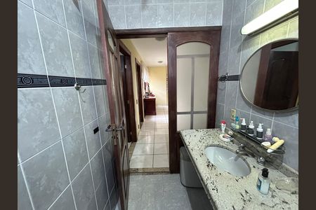 Casa para alugar com 493m², 5 quartos e 8 vagasBanheiro Social 1