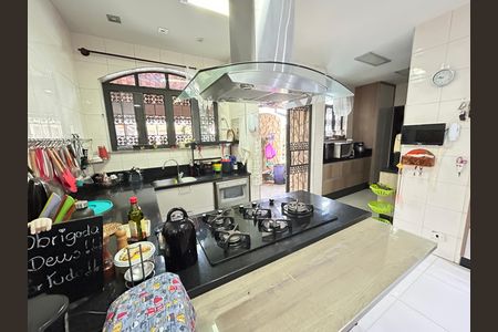 Casa para alugar com 493m², 5 quartos e 8 vagasCozinha