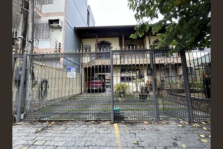 Casa para alugar com 493m², 5 quartos e 8 vagasFachada + placa