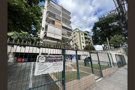 Apartamento para alugar com 86m², 2 quartos e 1 vagaFachada + placa