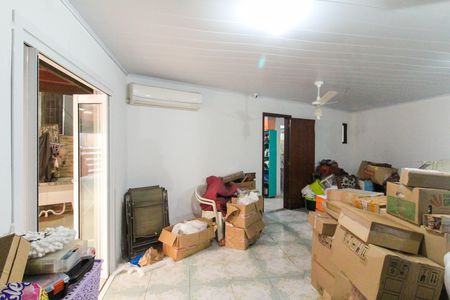 Casa à venda com 300m², 2 quartos e 3 vagasFundos