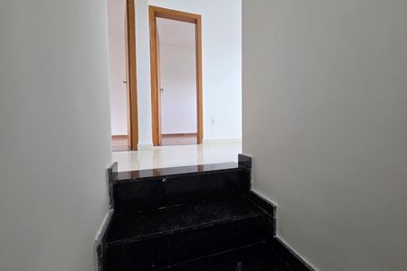 Apartamento para alugar com 50m², 2 quartos e 1 vaga Apartamento para alugar com 50m², 2 quartos e 1 vagaEscada