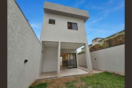 Casa à venda com 131m², 3 quartos e sem vaga
