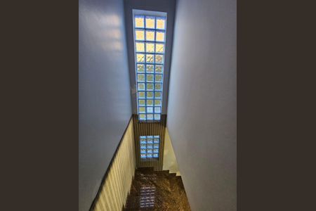 Casa à venda com 110m², 3 quartos e 2 vagas Casa à venda com 110m², 3 quartos e 2 vagasEscada