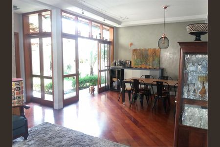 Casa à venda com 266m², 4 quartos e 2 vagas