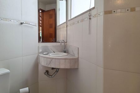 Casa de condomínio à venda com 226m², 4 quartos e 2 vagasLavabo