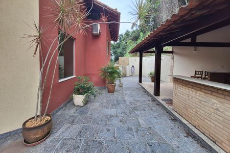 Casa de condomínio à venda com 226m², 4 quartos e 2 vagasQuintal
